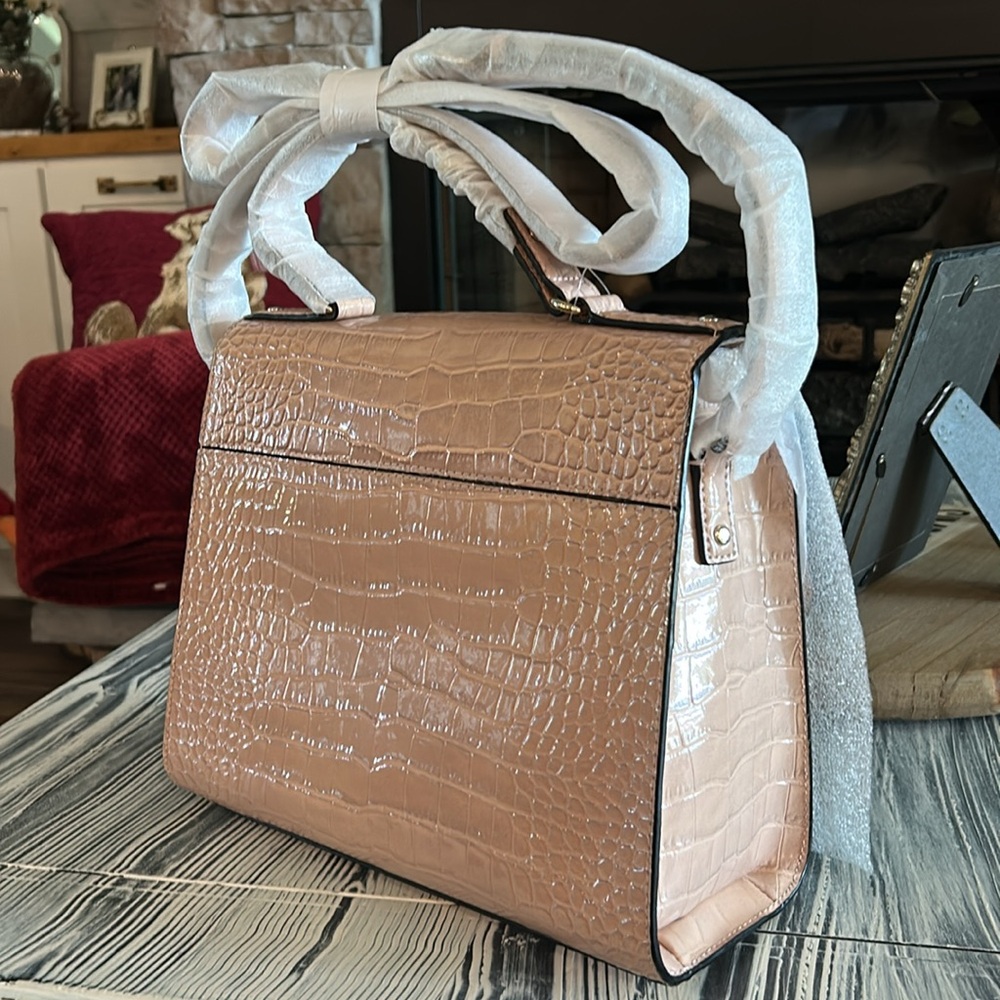 Elevate your style with this stunning Kate Spade Doris Knightsbridge Satchel. - Picture 2 of 4